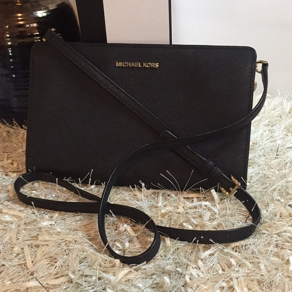 MICHAEL KORS JET SET TRAVEL LARGE CROSSBODY CLUTCH BLACK & GOLD HARDWARE